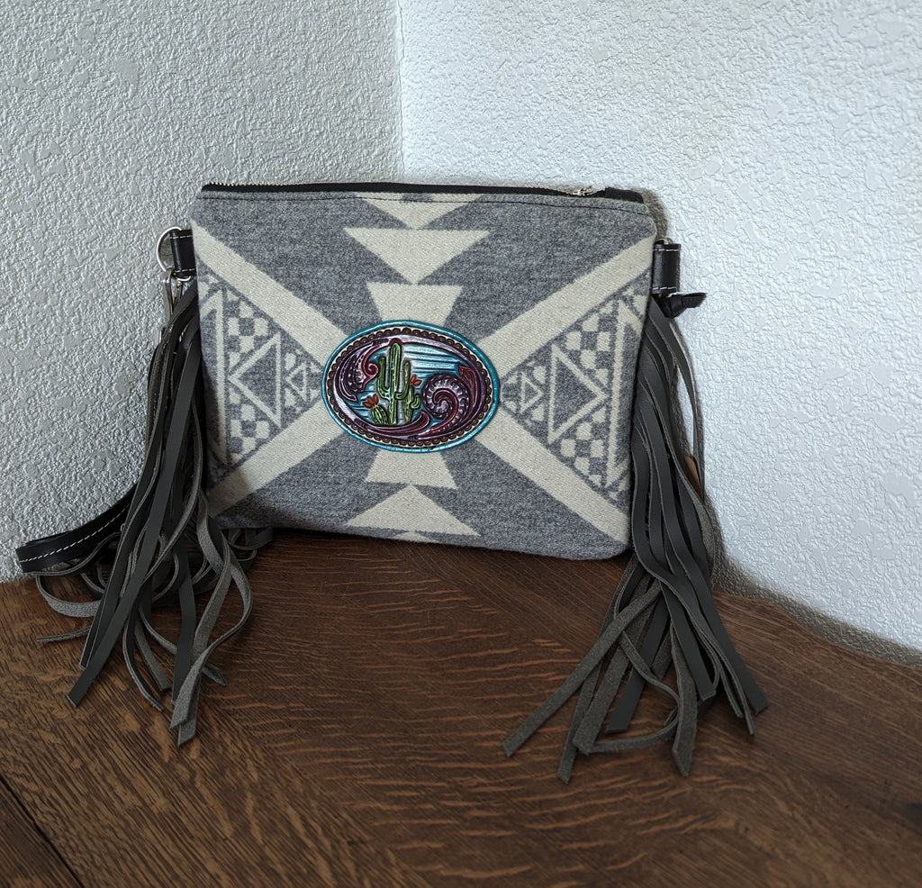 Sanora cross body - Gray with Tooled patch